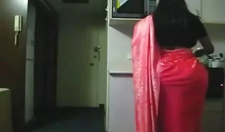 Nadia w łazience z ostry analny sex gumowej kaczki