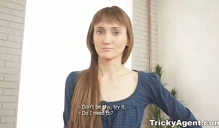 Blondynka babcia pieprzy się amatorski seks analny z nią blondynka BF Cala pragnie